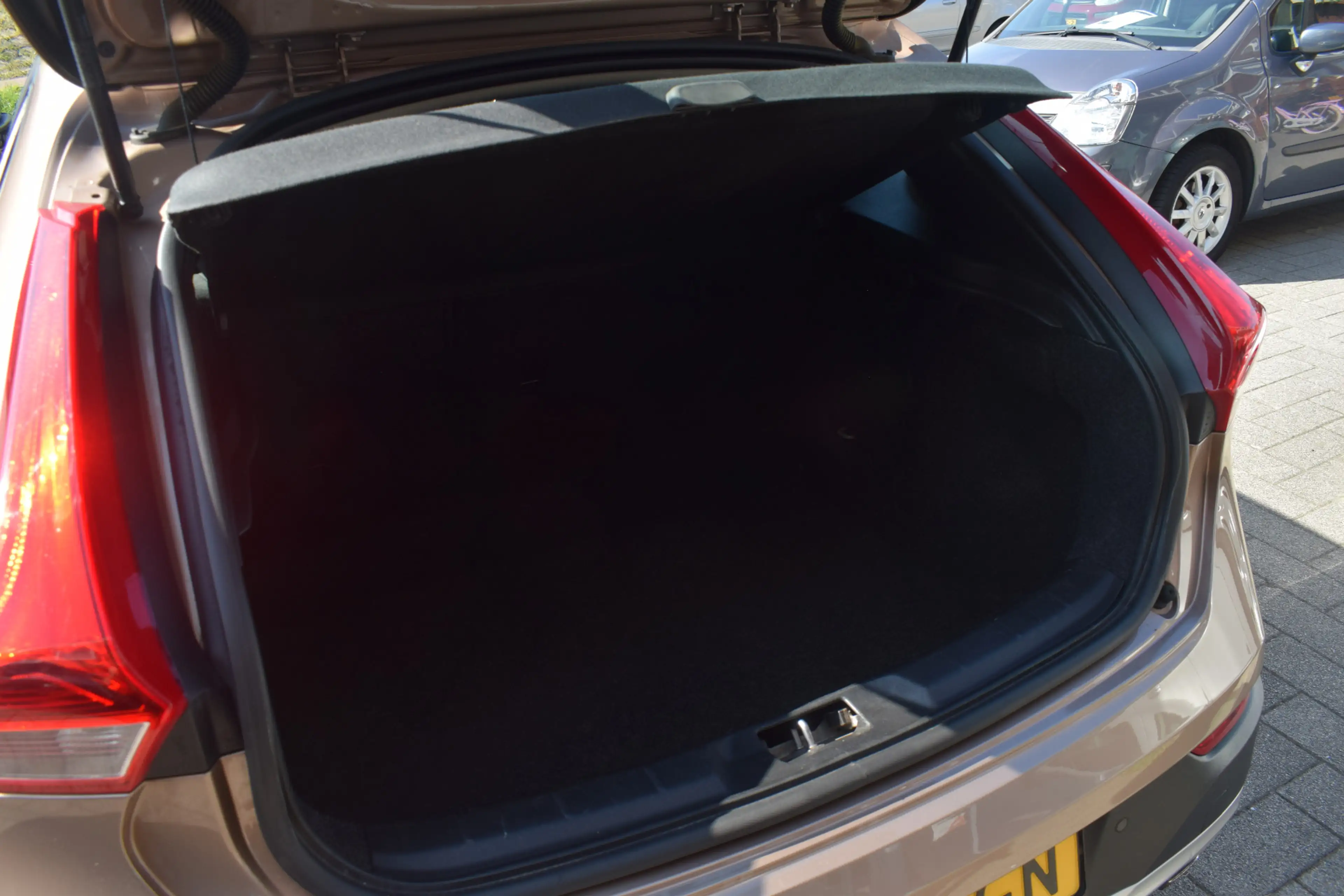 Volvo V40 Cross Country 1.5 T3 Momentum Automaat Climate Cruise PDC — photo 31