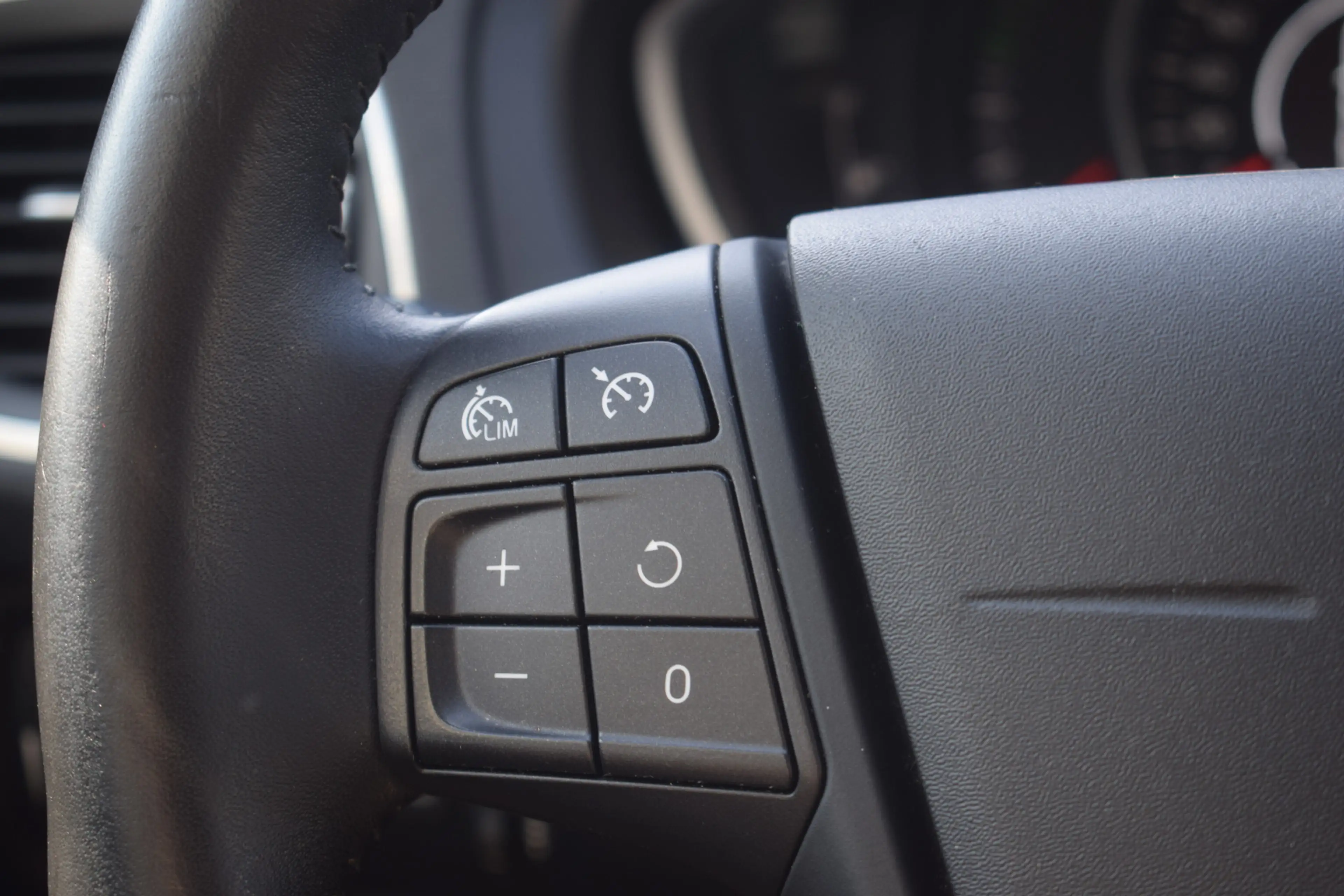 Volvo V40 Cross Country 1.5 T3 Momentum Automaat Climate Cruise PDC — photo 21