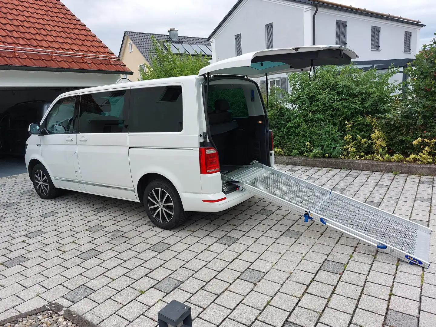 Volkswagen T6 Multivan Gen. Six Umbau Rollstuhl, HU neu, 8-fach Alu Navi Weiß - 1