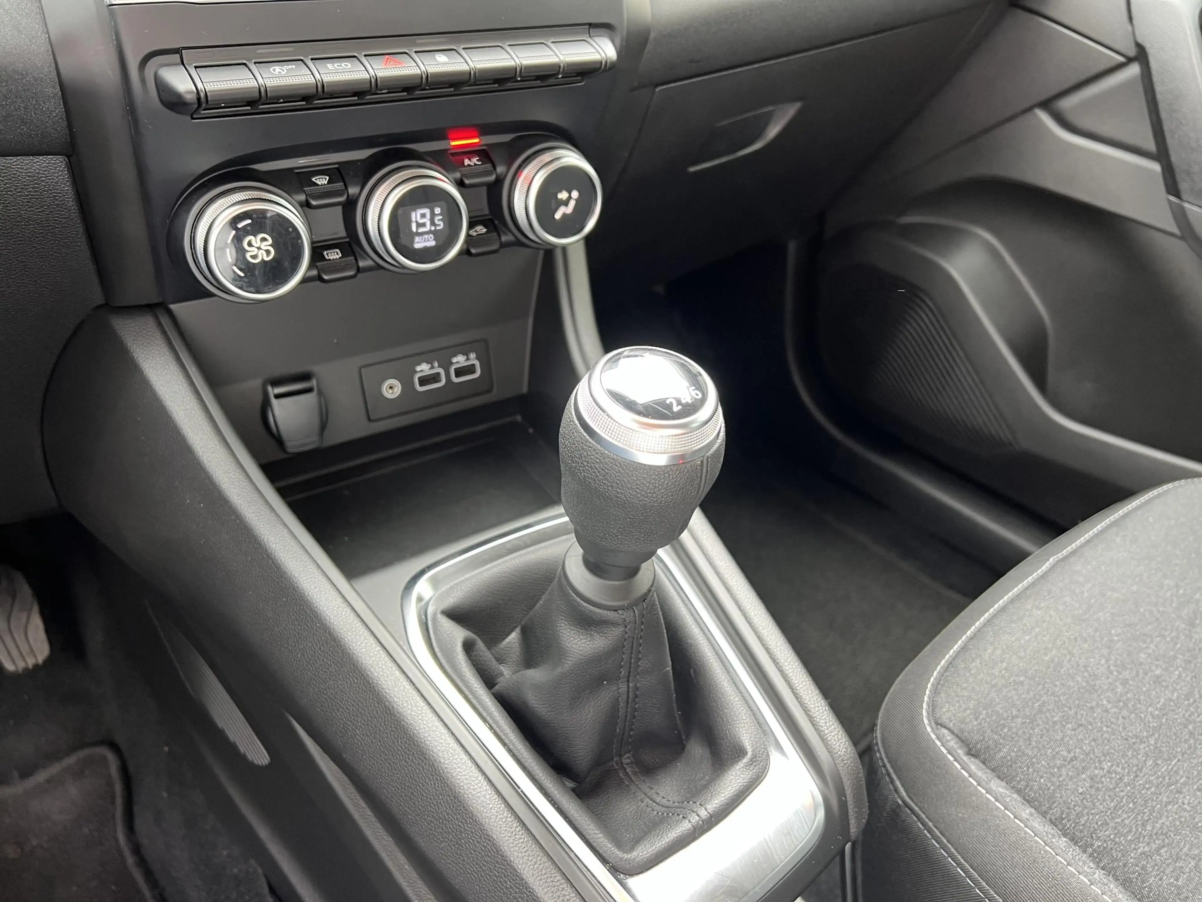 Renault Captur 1.0 TCe 90 evolution Black Line | Navigatie | Clim — photo 30