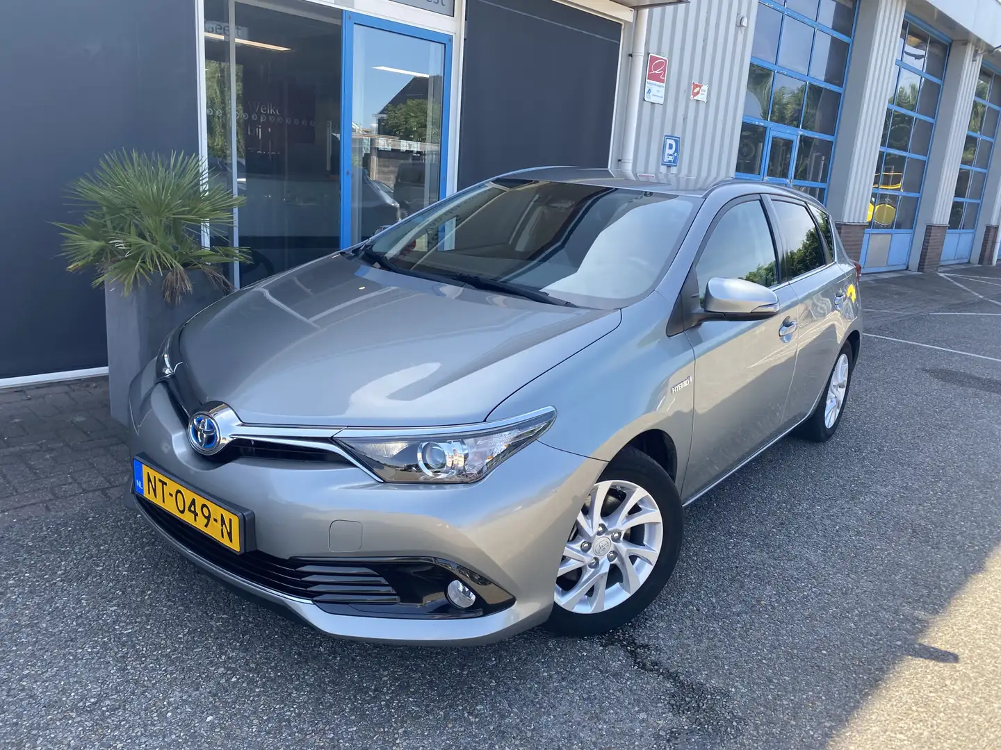 Toyota Auris 1.8 Hybrid Dynamic Trekhaak Grijs - 2