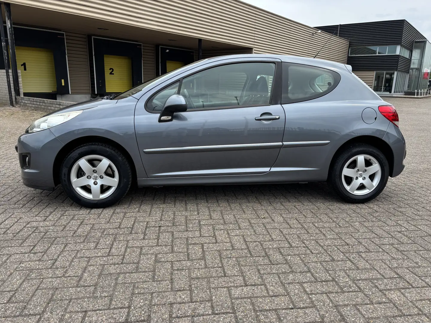 Peugeot 207 1.4 VTi Active [ airco,h-leder sport int.,lmv,pdc Grijs - 2