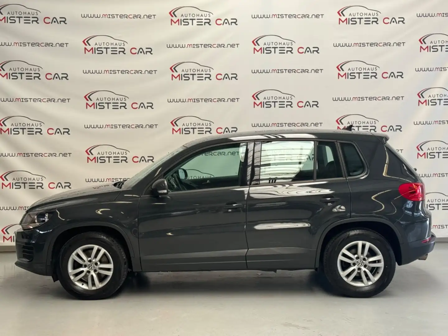 Volkswagen Tiguan Trend&Fun AHK/Navi/PDC/SHZ/Tempo/1.HAND Grijs - 2