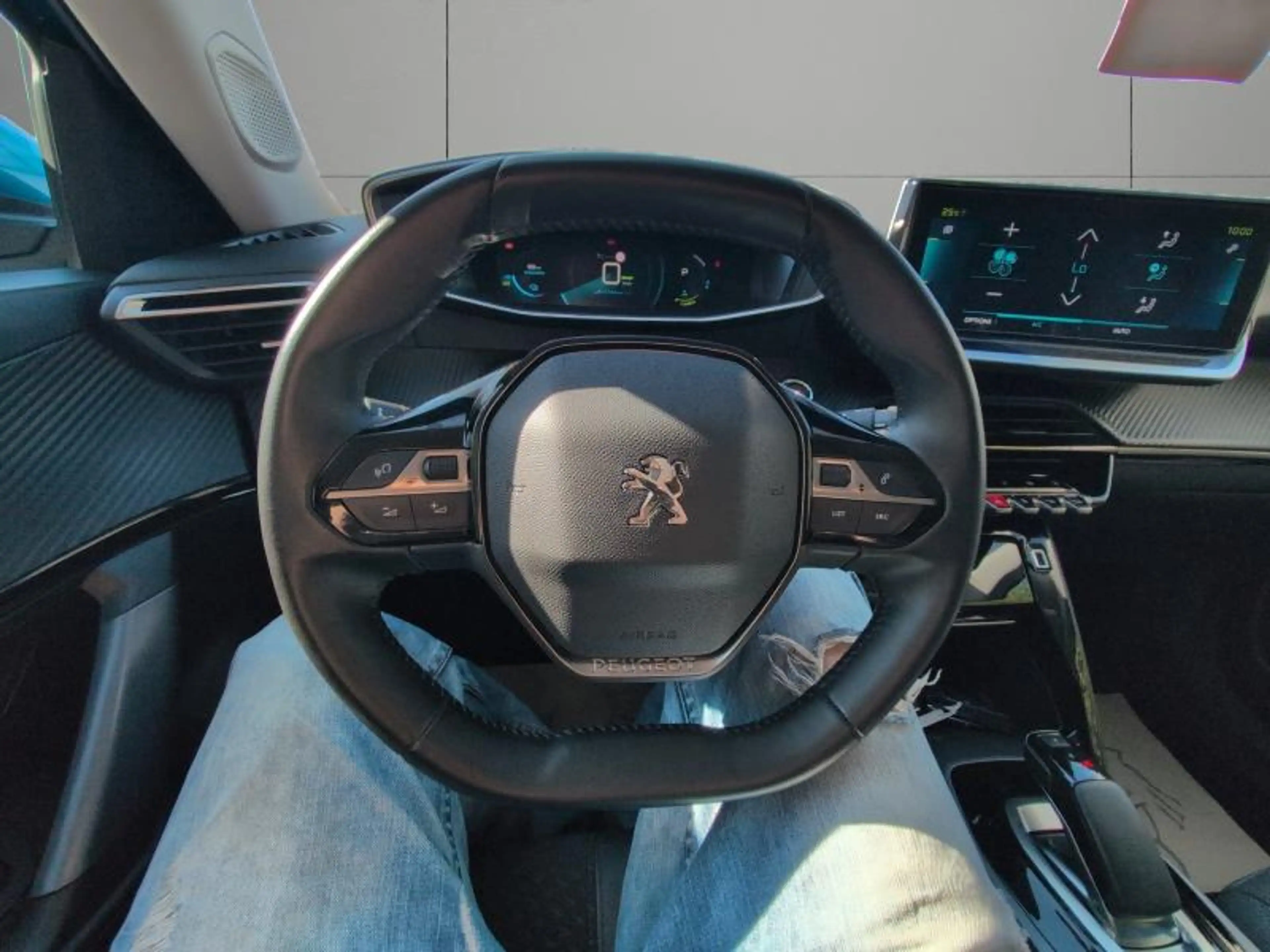 Peugeot e-2008 50KWh 136cv Automatique bleu 10/21 15.342km Airco — photo 12