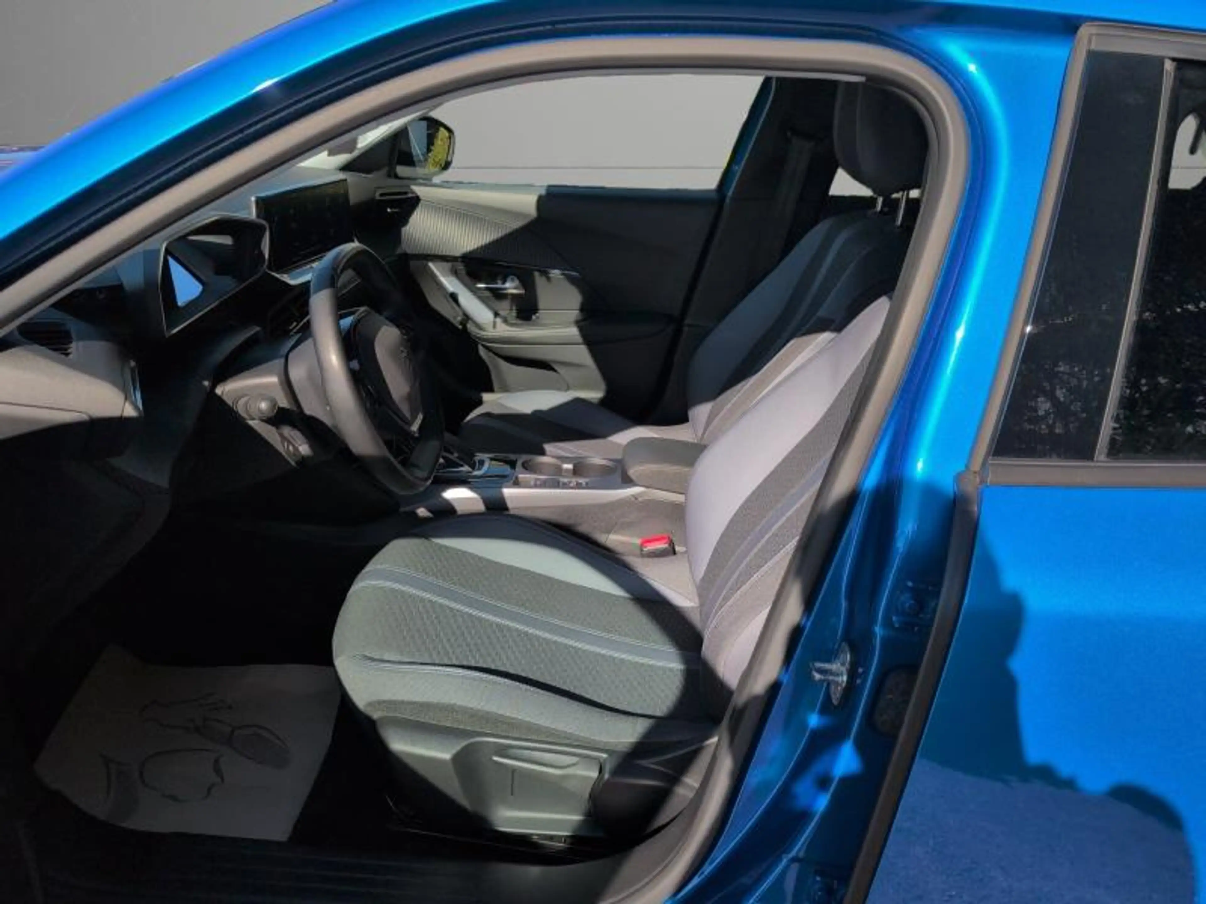 Peugeot e-2008 50KWh 136cv Automatique bleu 10/21 15.342km Airco — photo 10