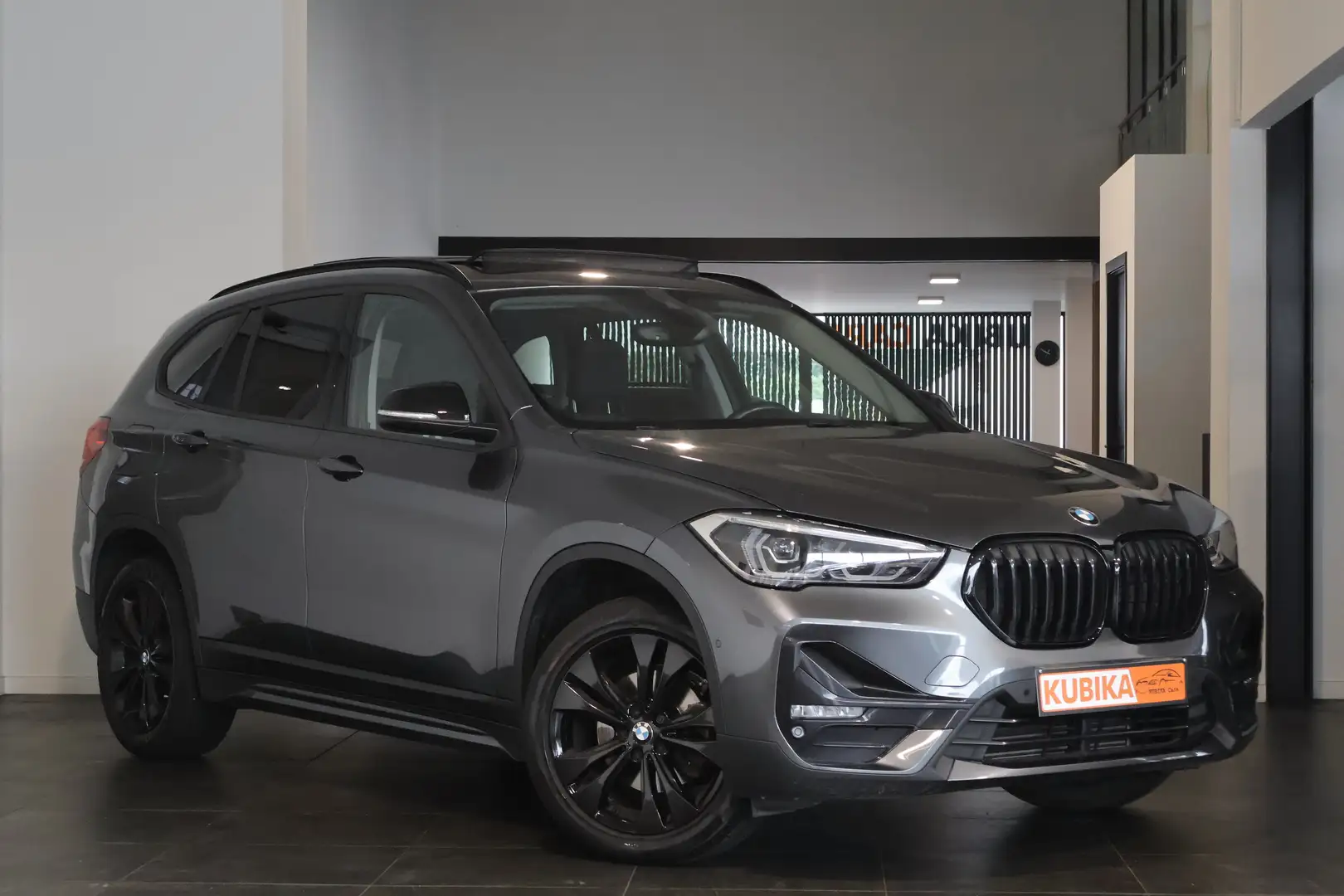 BMW X1 X1 sDrive18iA Navi CruiseC Pano SfeerV Ganantie* Grijs - 2