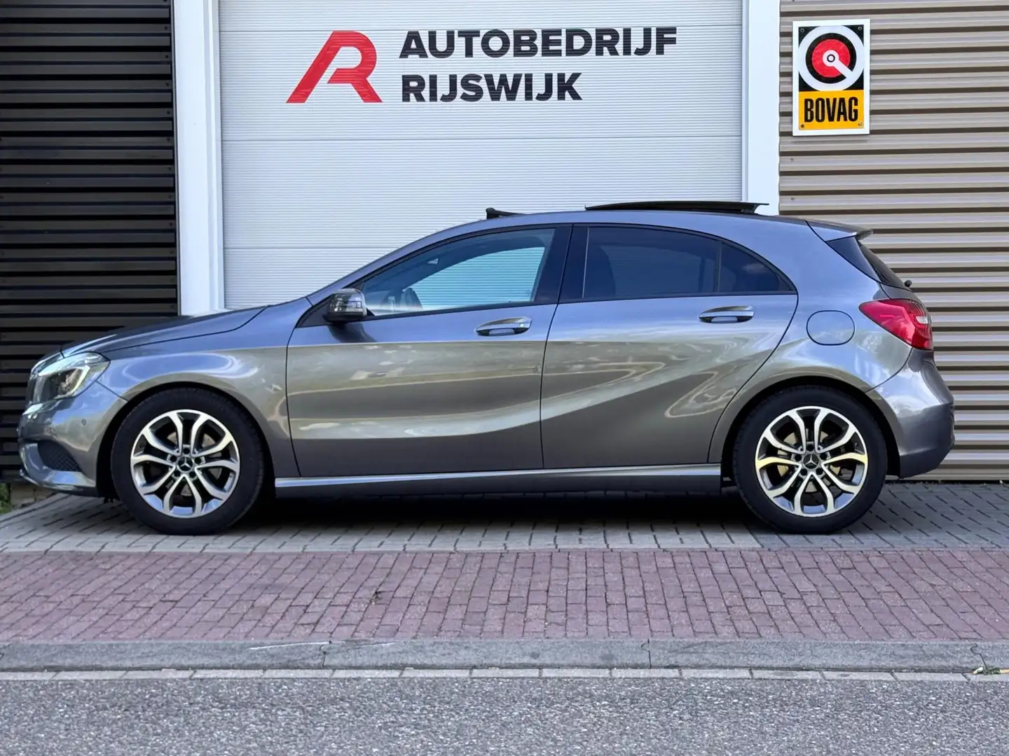 Mercedes-Benz A 200 Ambition Pano/H&K/Stoelverwarming Grigio - 2
