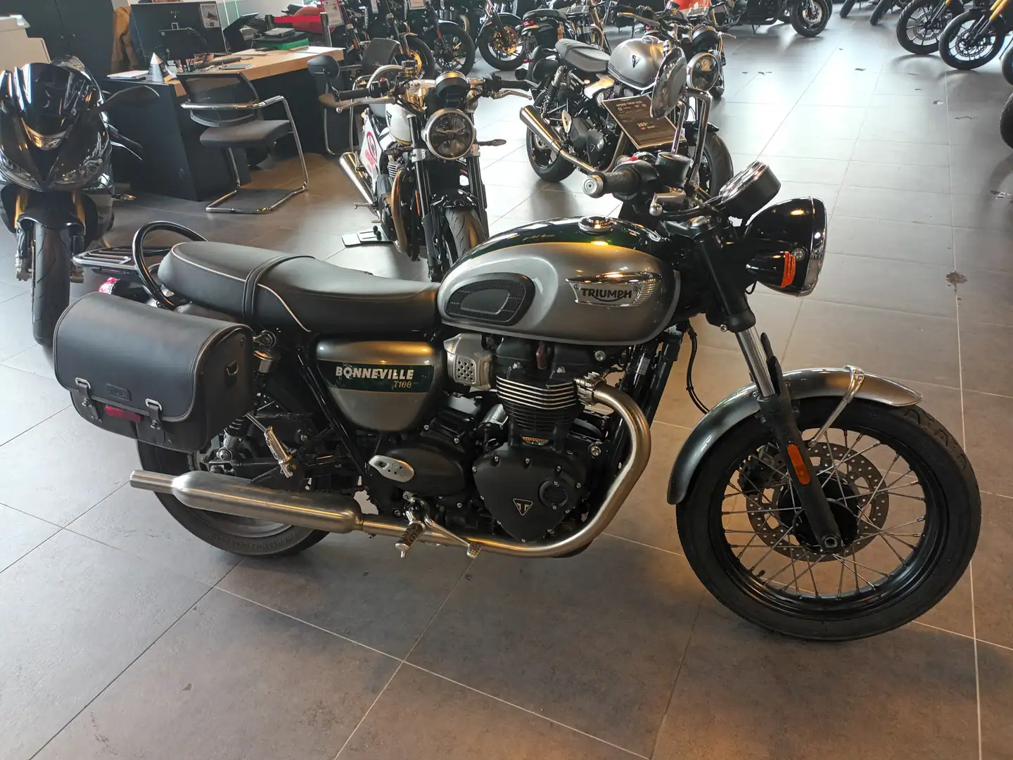 Triumph Bonneville T100 - 1