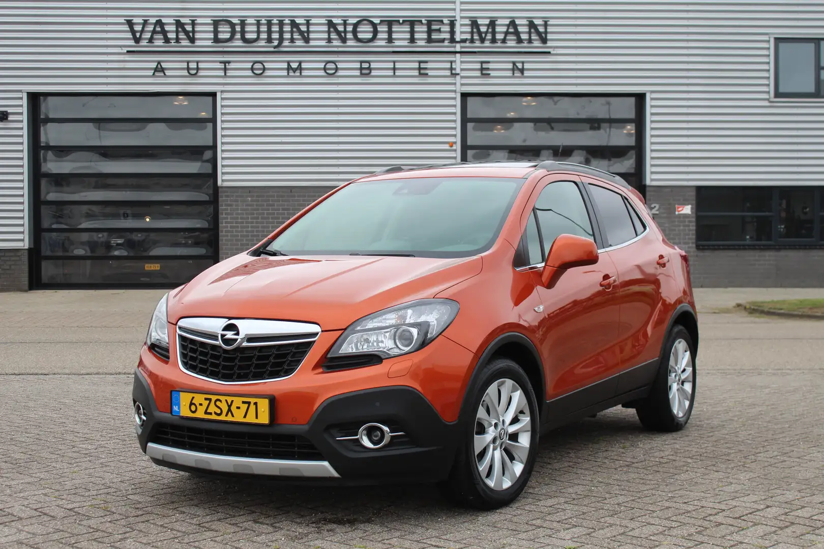 Opel Mokka 1.4 T Cosmo 4x4 / Leer / Schuifdak / Trekhaak / N. Oranje - 1