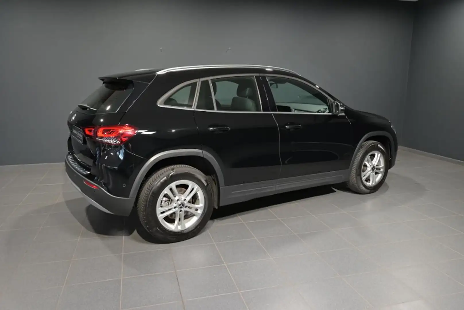 Mercedes-Benz GLA 180 d STYLE/NAVI/LED/RFK/SHZ/MBUX/EASYPACK Černá - 2