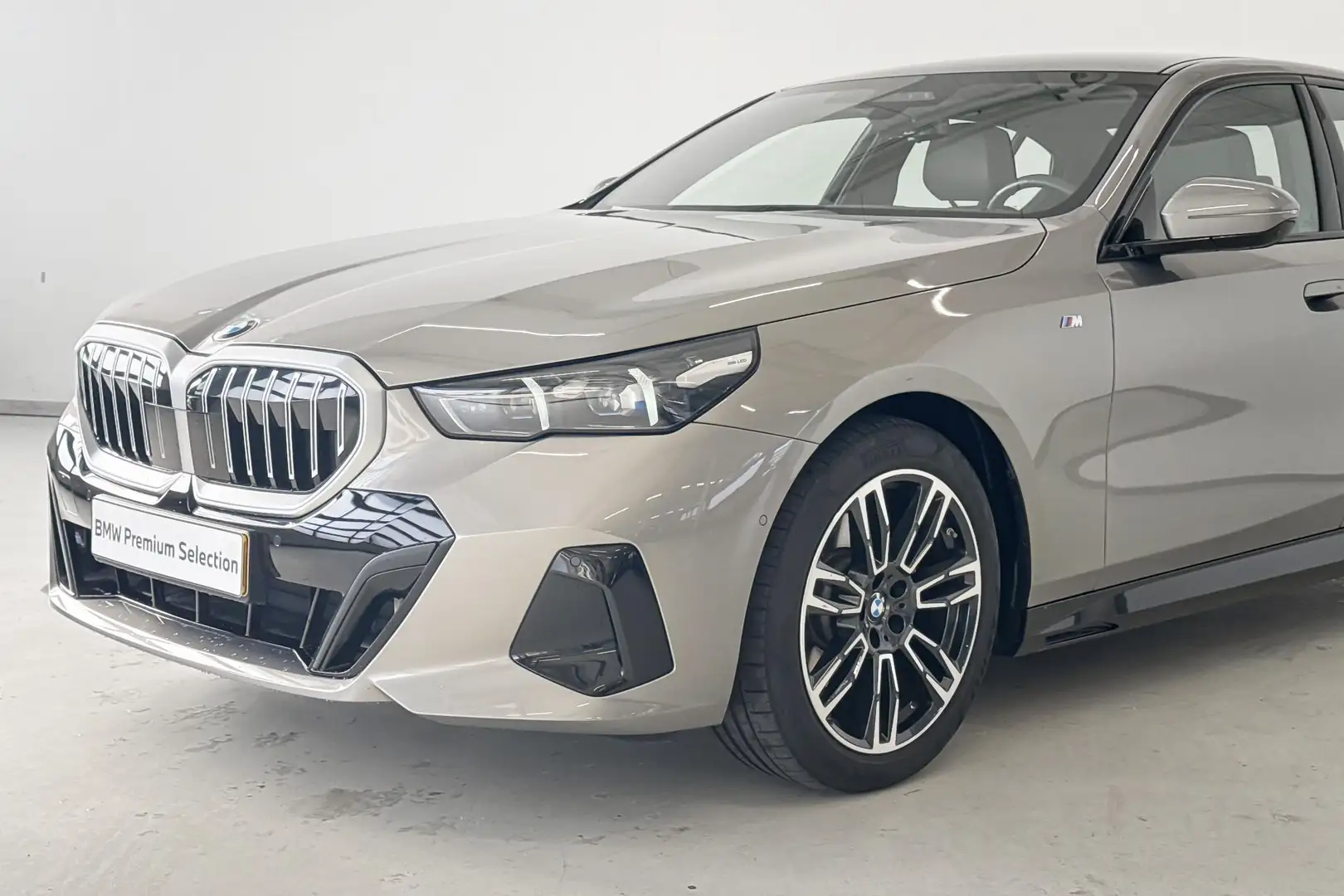 BMW 520 5 Serie Sedan 520i M Sportpakket Aut. Beige - 2