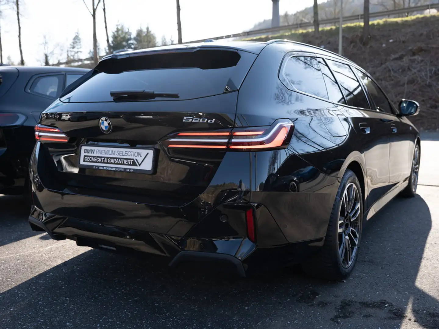 BMW 520 d Touring M-Sport AHK HUD LED STANDHZ ACC Schwarz - 2