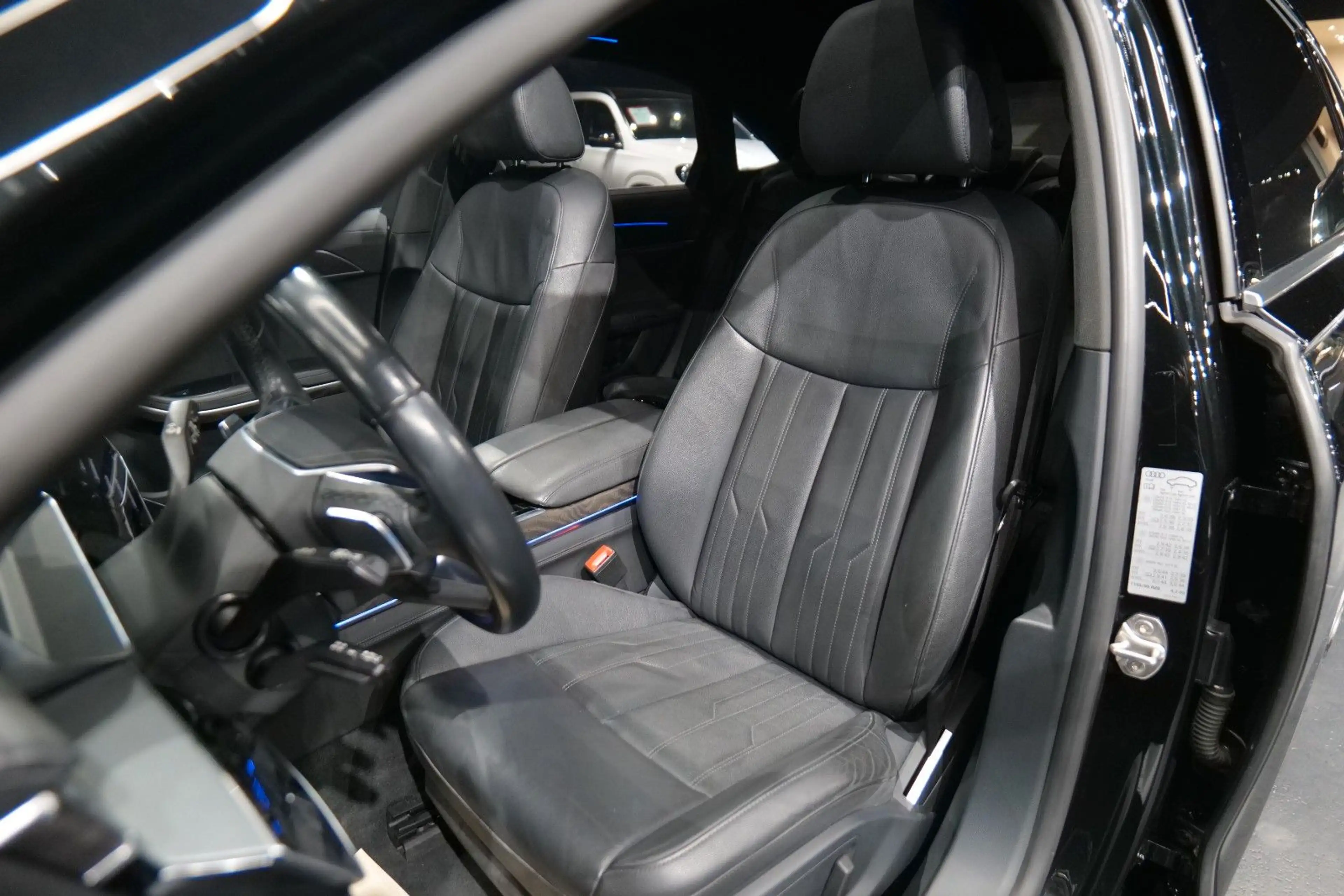 Audi A8 50 TDI quattro — photo 12