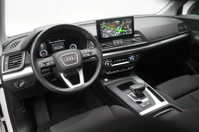Audi Q5 view 12