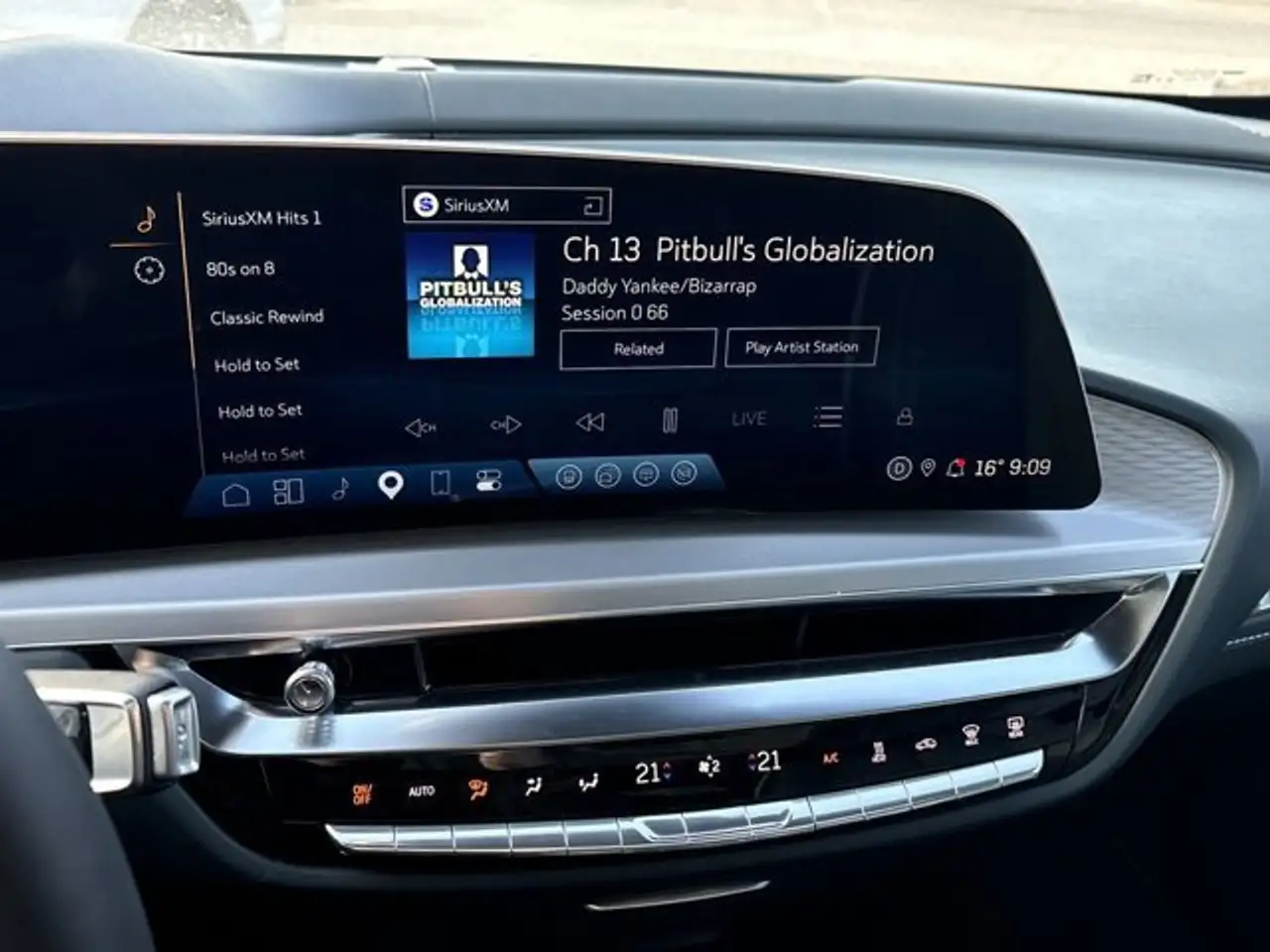 Cadillac Lyriq снимка Cadillac Lyriq