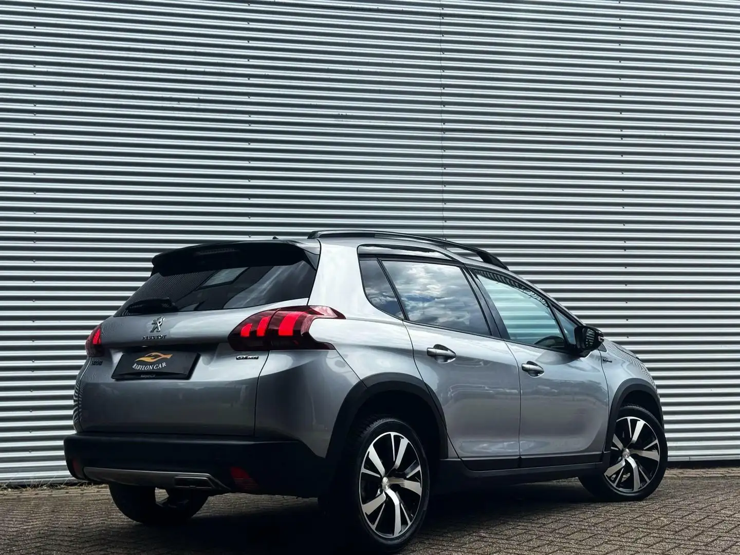 Peugeot 2008 1.2 e-THP GT Line/Aut/Camera/Led/Pano/Apple Carpla Grijs - 2