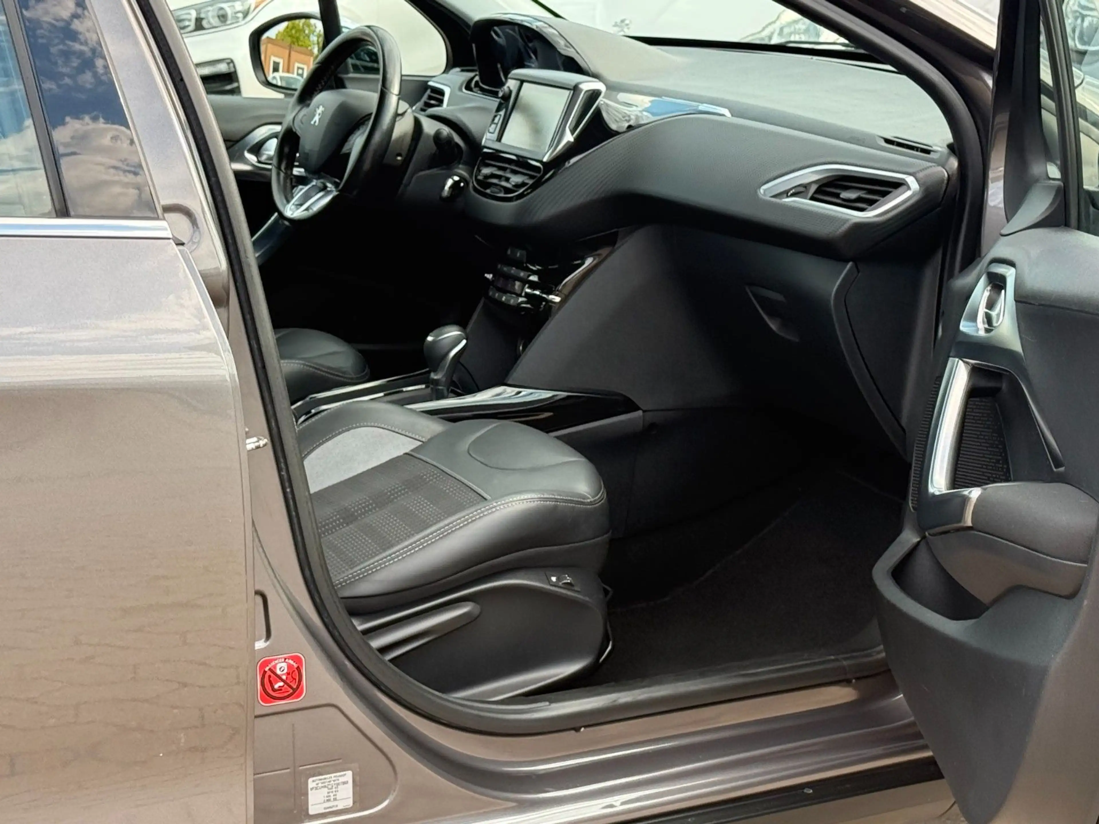 Peugeot 2008 AllURE / AUTOMATIK / KLIMA / UNFALLFREI / — photo 10