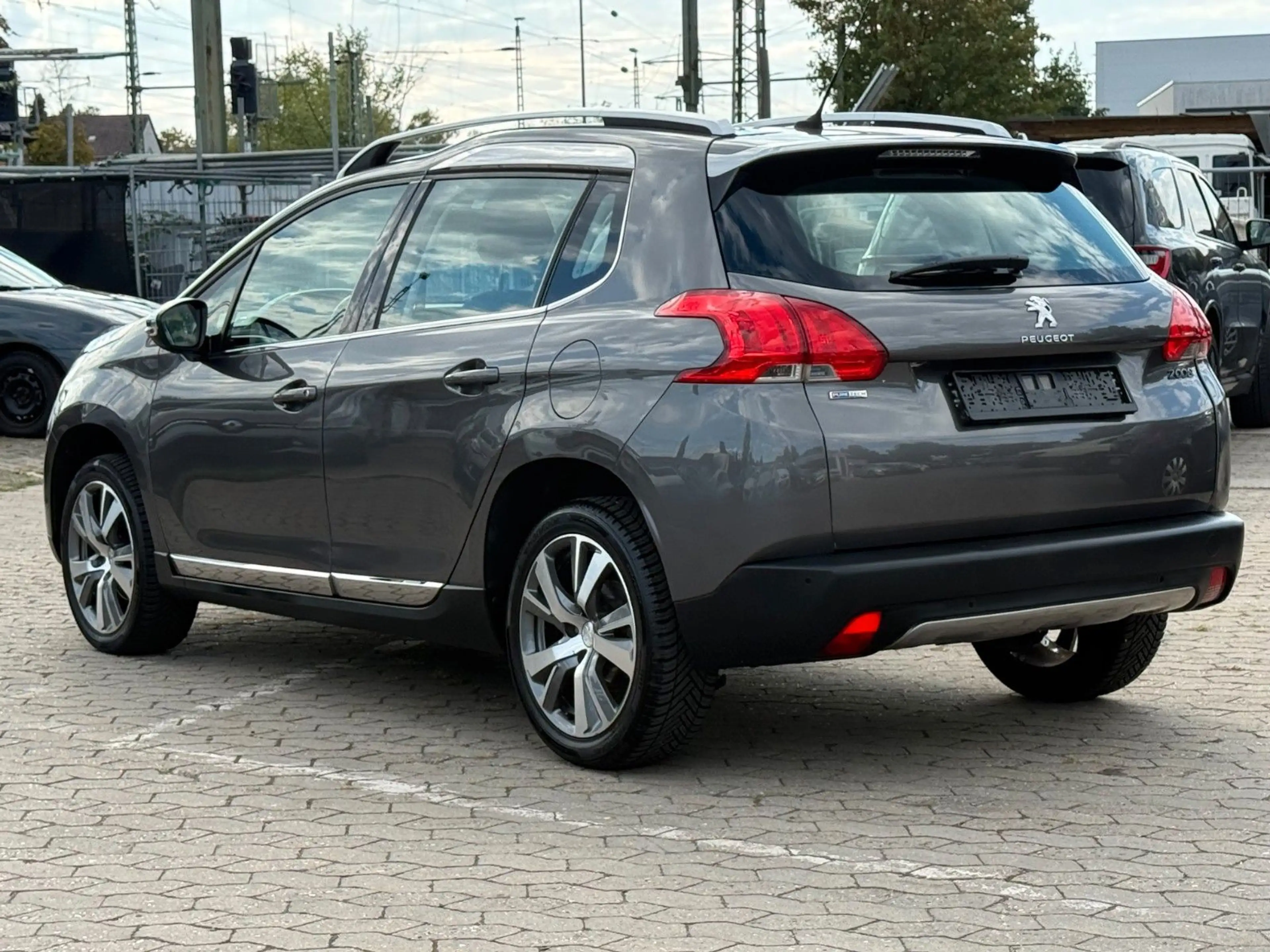 Peugeot 2008 AllURE / AUTOMATIK / KLIMA / UNFALLFREI / — photo 4