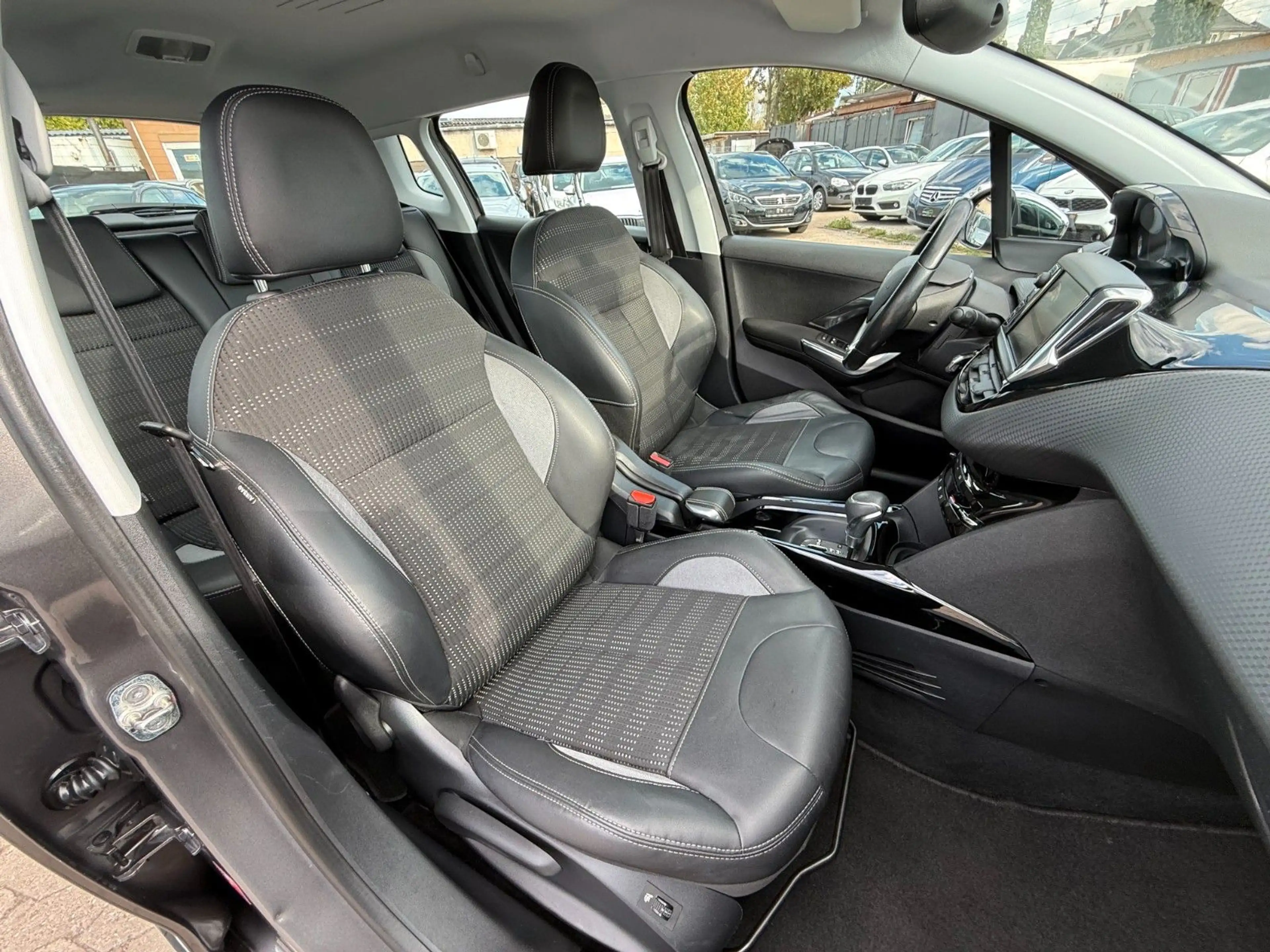 Peugeot 2008 AllURE / AUTOMATIK / KLIMA / UNFALLFREI / — photo 13