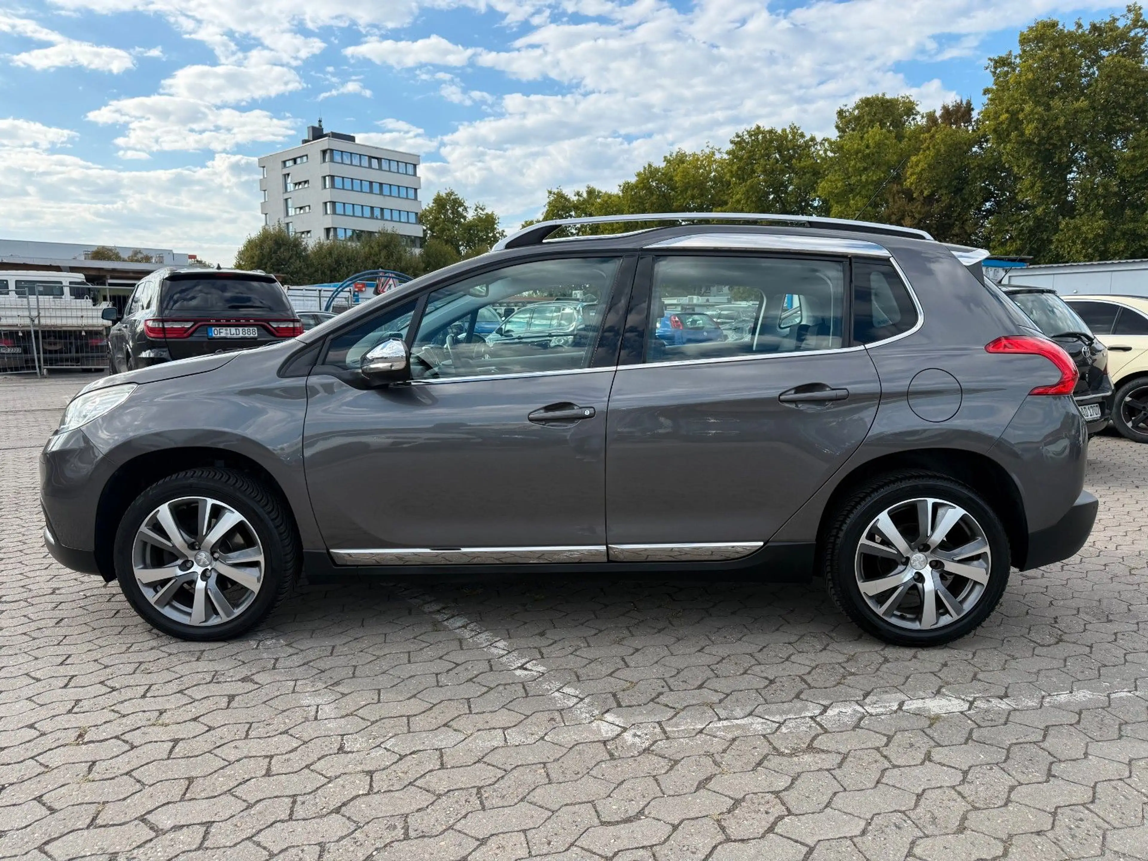 Peugeot 2008 AllURE / AUTOMATIK / KLIMA / UNFALLFREI / — photo 3