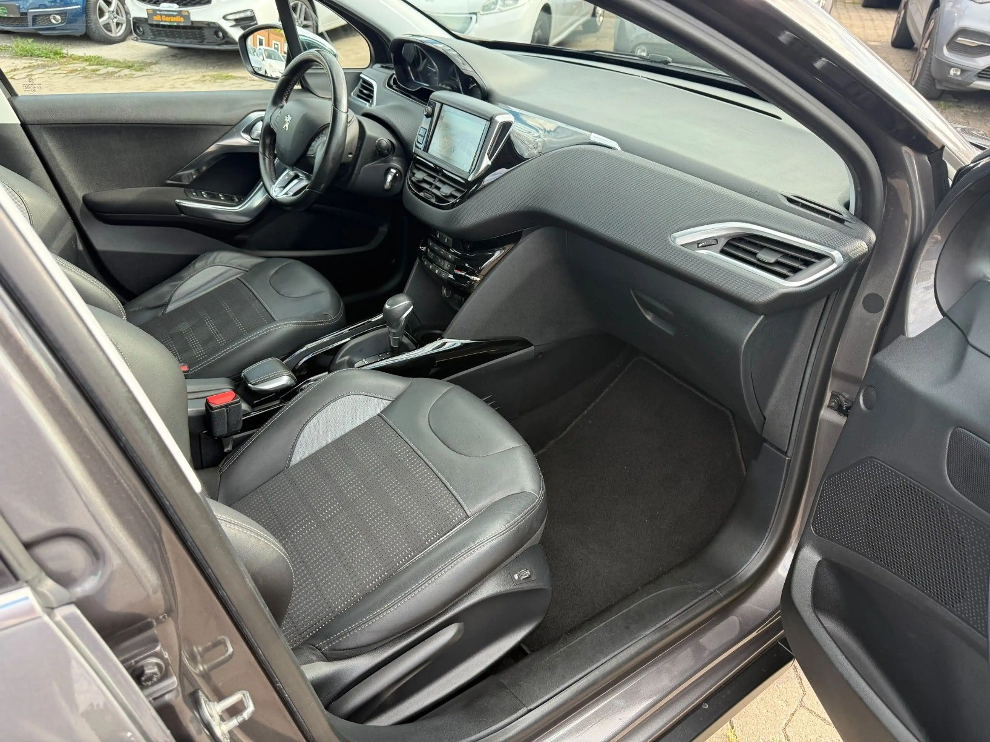 Peugeot 2008 AllURE / AUTOMATIK / KLIMA / UNFALLFREI / — photo 11