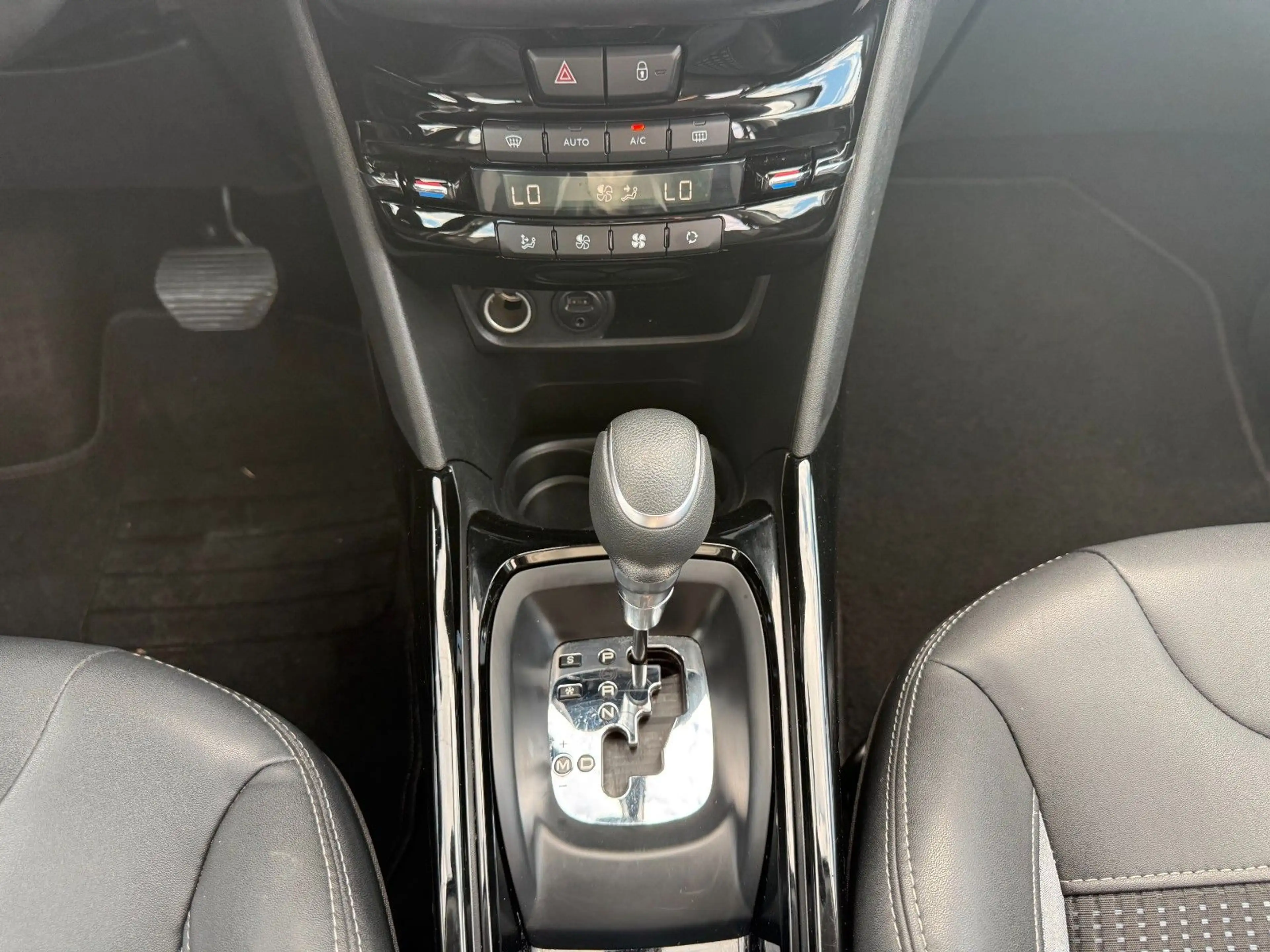 Peugeot 2008 AllURE / AUTOMATIK / KLIMA / UNFALLFREI / — photo 14