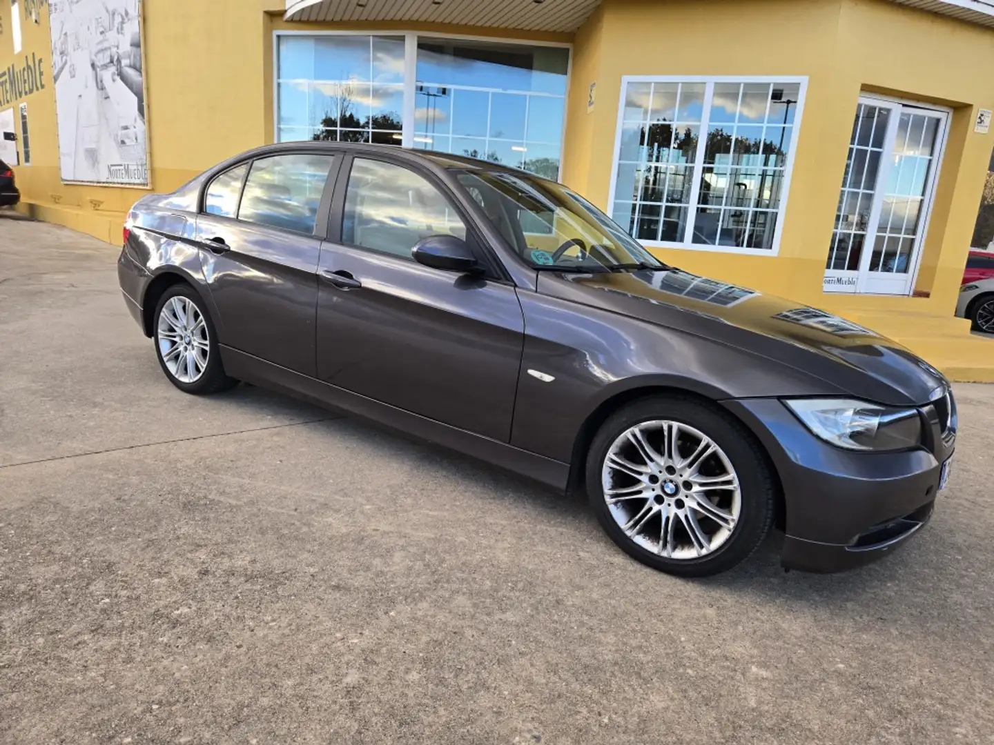 BMW 320 320i Aut. Grau - 1
