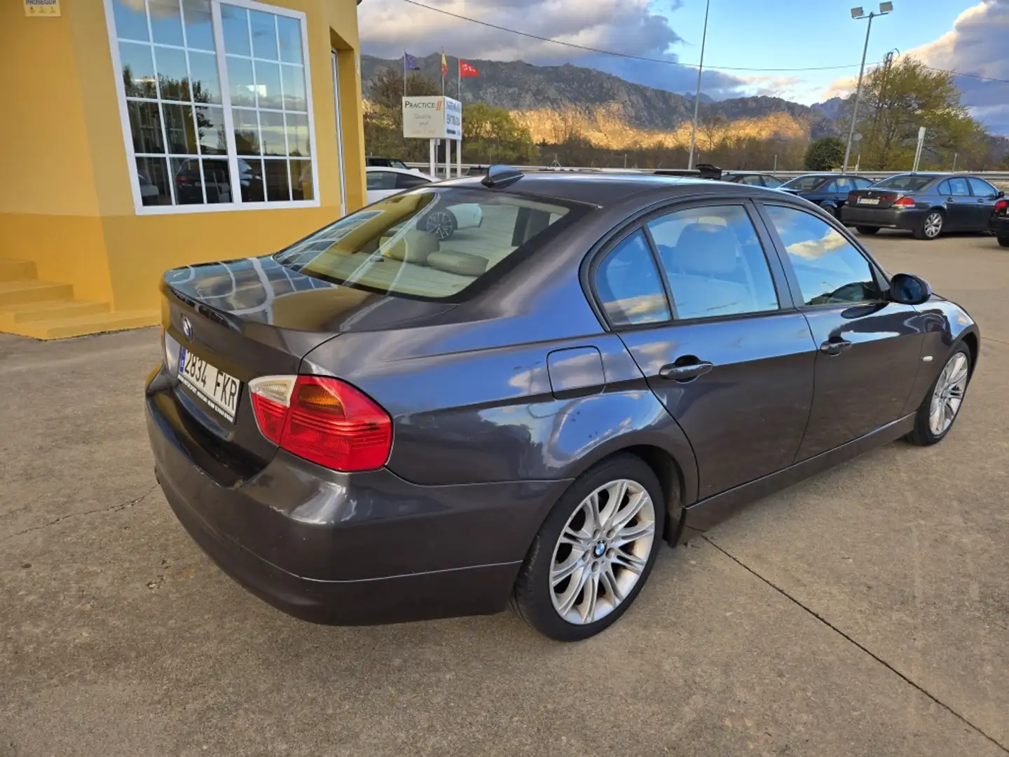 BMW 320 320i Aut. Grau - 2
