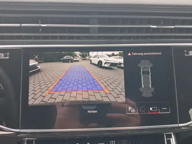 Audi Q7 view 12
