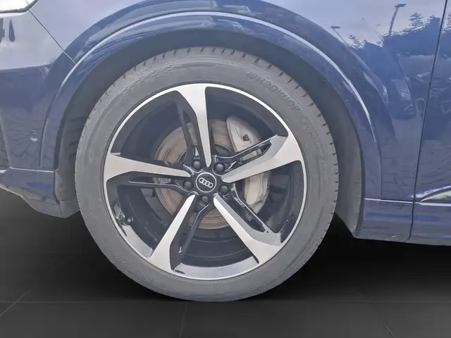 Audi Q7 view 7