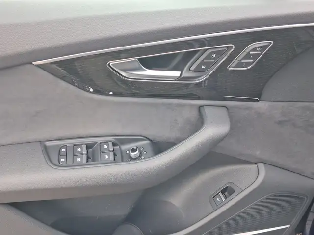 Audi Q7 view 8