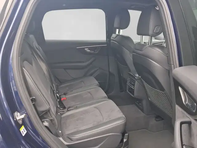 Audi Q7 view 6