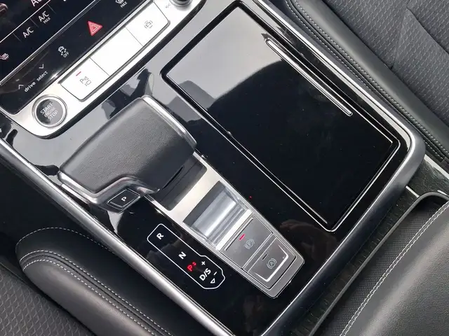 Audi Q7 view 5