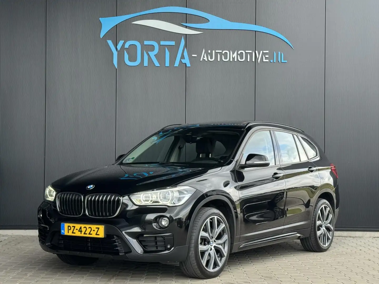 BMW X1 xDrive20i High Executive AUTOMAAT PANO*AFN. HAAK*L Zwart - 1