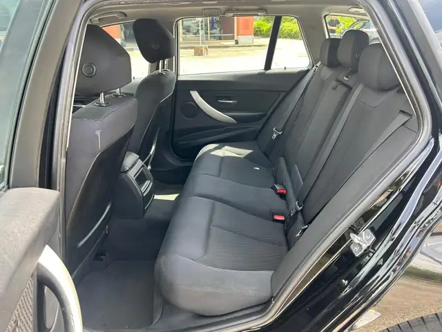 BMW 3 Series view 9