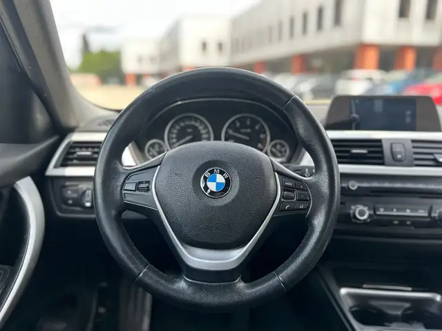BMW 3 Series view 14