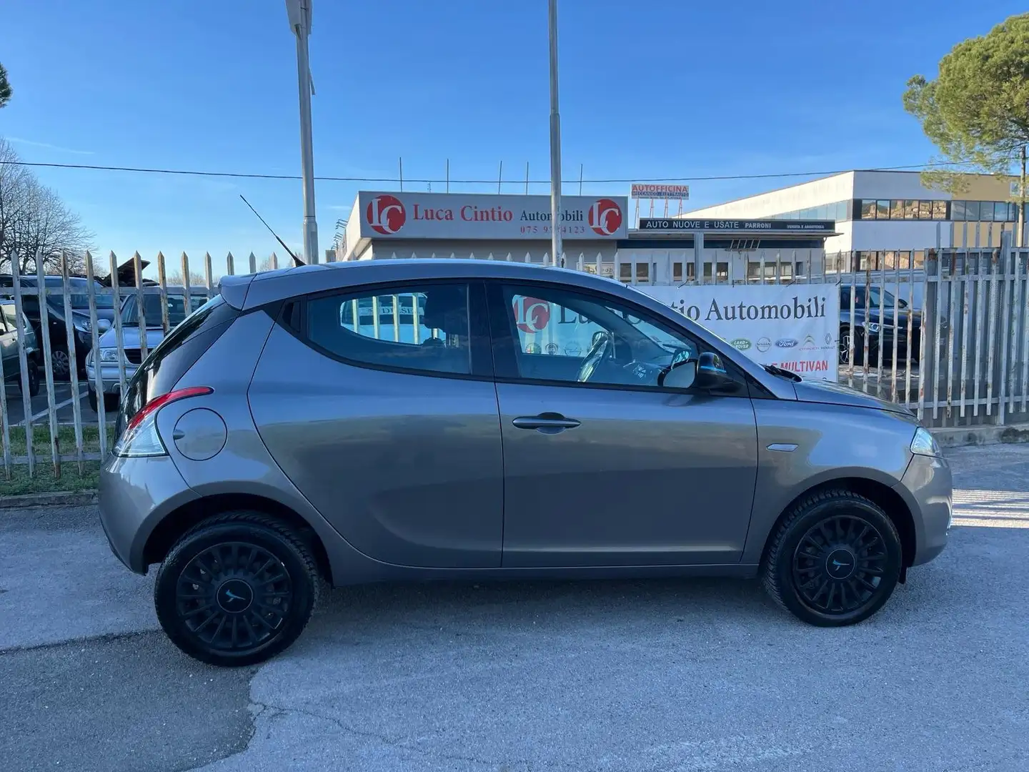 Lancia Ypsilon Ypsilon 0.9 t.air Elefantino ecochic metano 80cv Grigio - 2