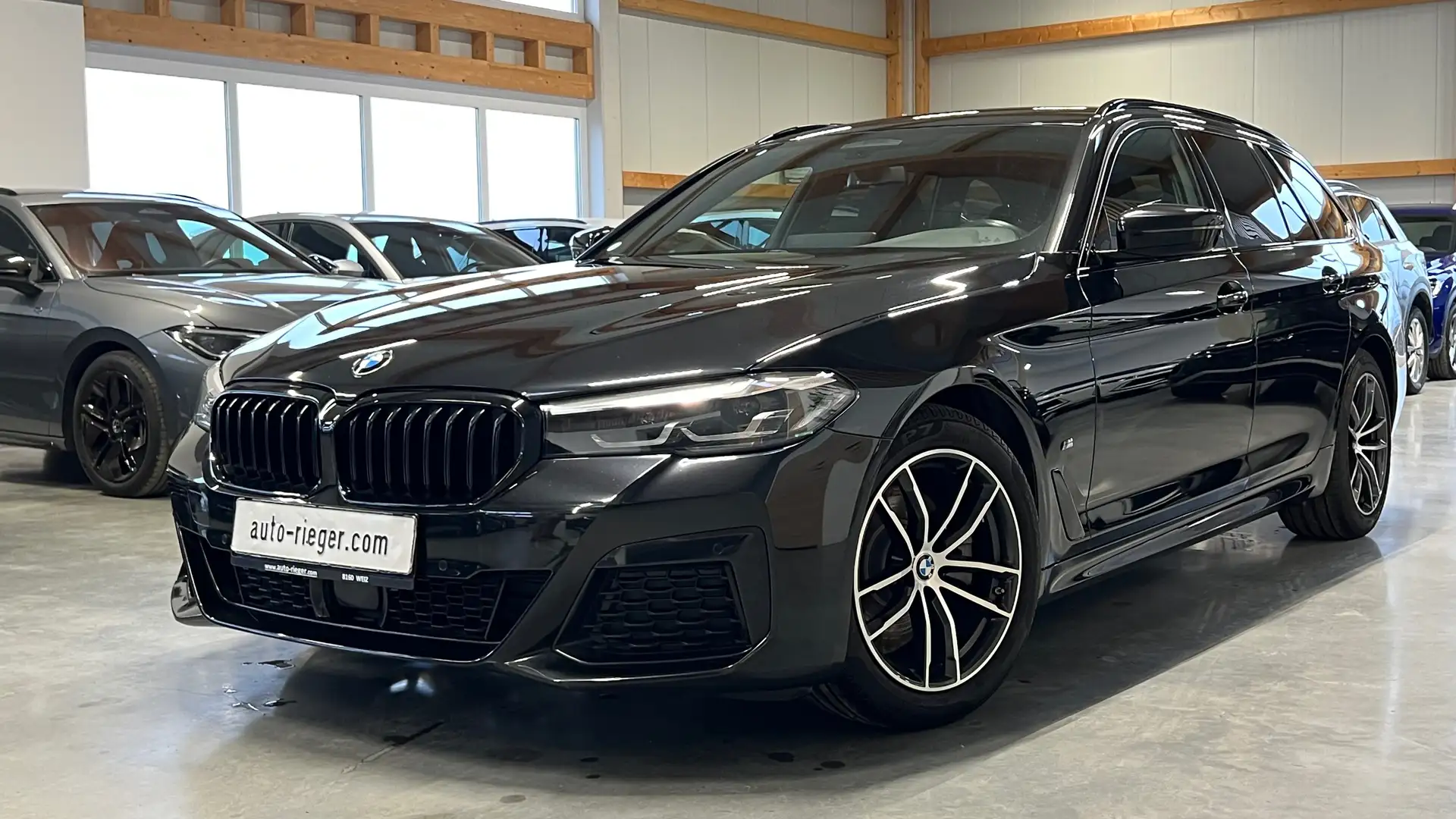 BMW 520 520 d xDrive M Sport, AHK, ACC, Standheizung Schwarz - 2