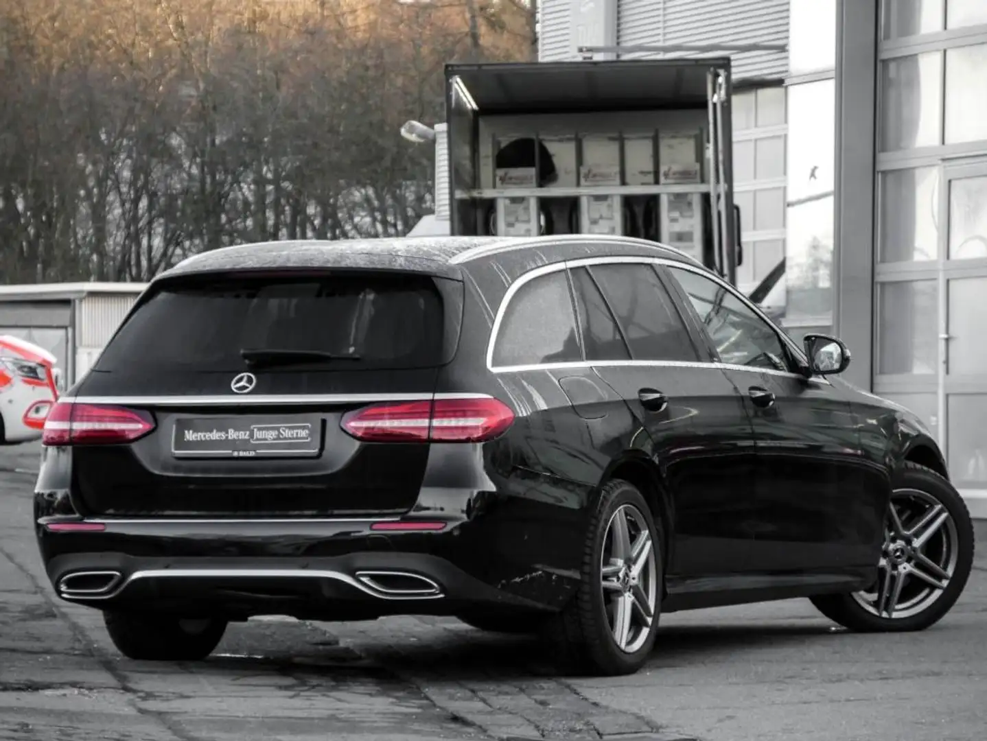 Mercedes-Benz E 220 d T AMG-Sport/SHD/AHK/LED/Cam/Ambi/Totw/19 Schwarz - 2