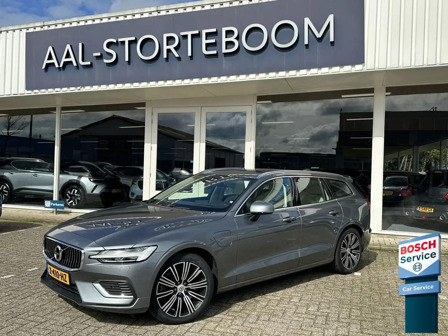 Volvo V60 2.0 T8 Twin Engine AWD Inscription | LED | Pano | Gris - 1
