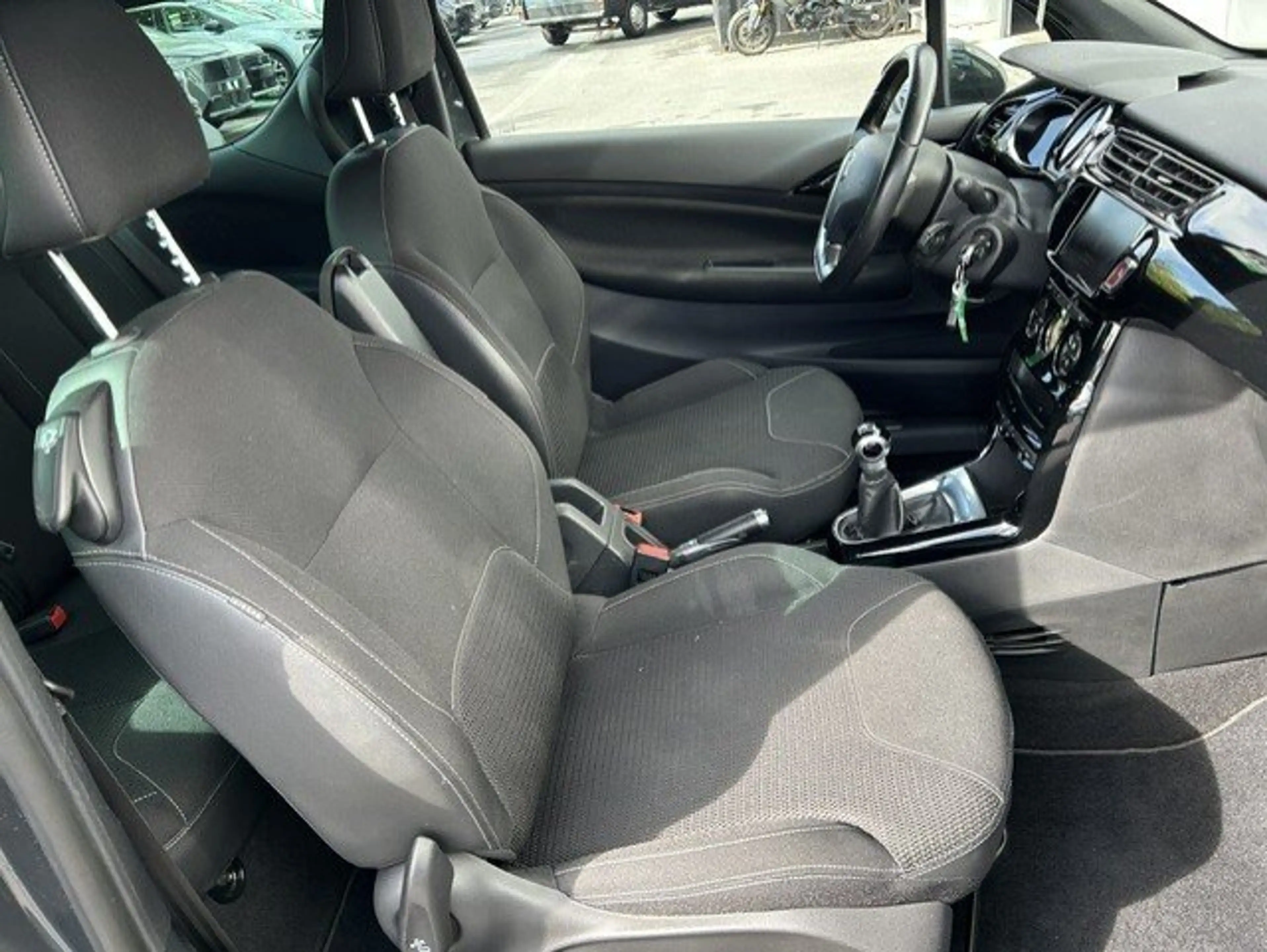 DS Automobiles DS 3 1.2i PureTech So Chic — photo 12