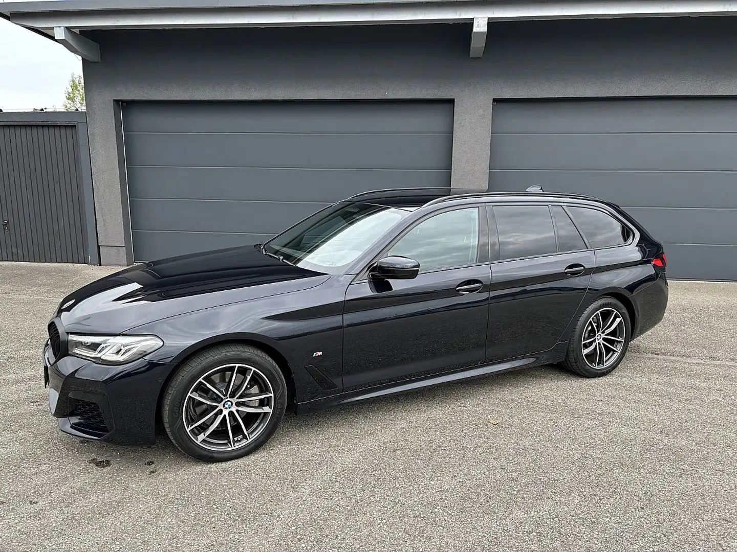 BMW 520 d xDrive Touring Aut. M Sport, HuD, ACC, AHK, M... Schwarz - 1