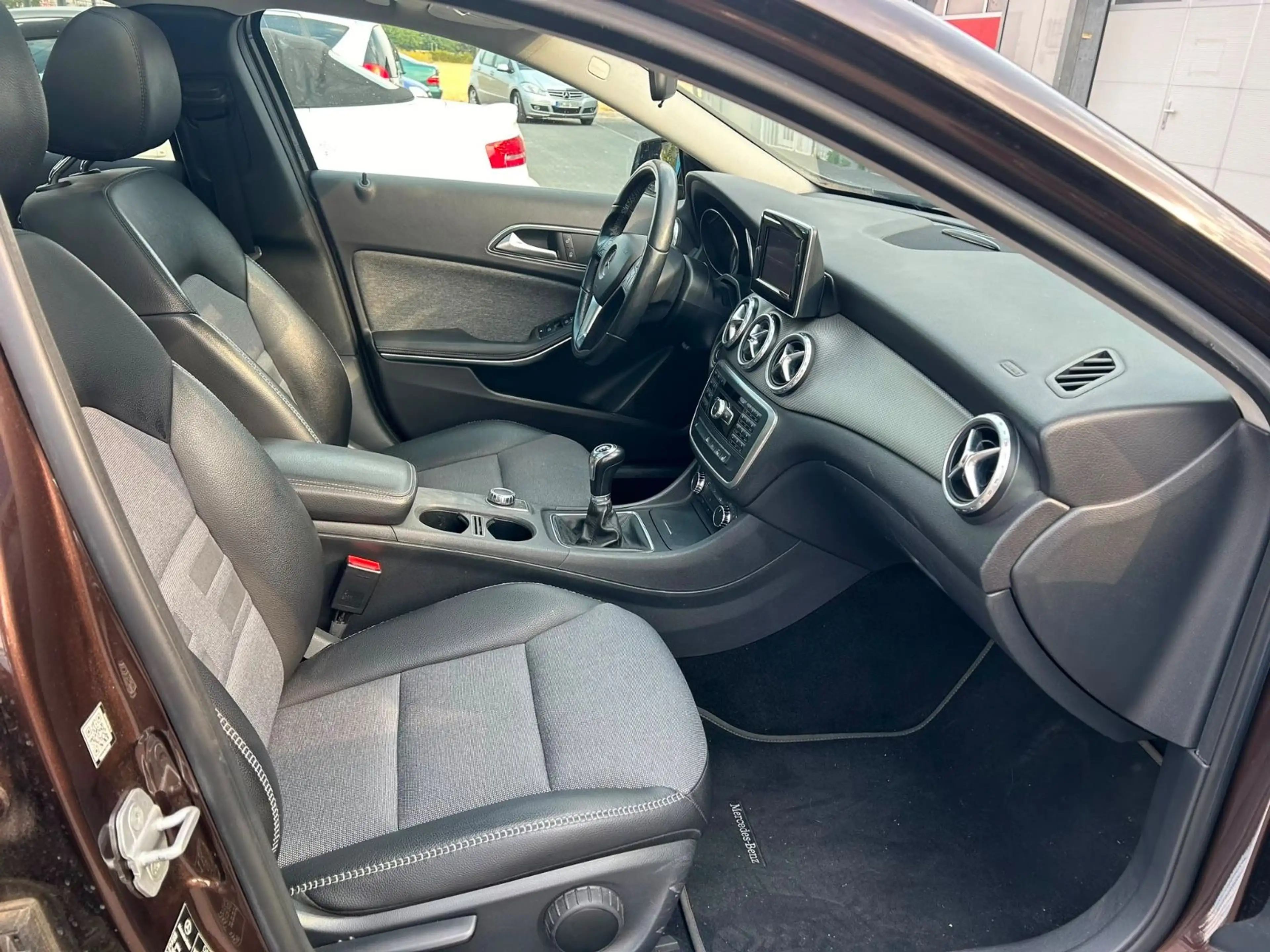 Mercedes-Benz GLA 200 GLA GLA 200*PANORAMA*NAVI*TÜV NEU*SERVICE NEU* — photo 13