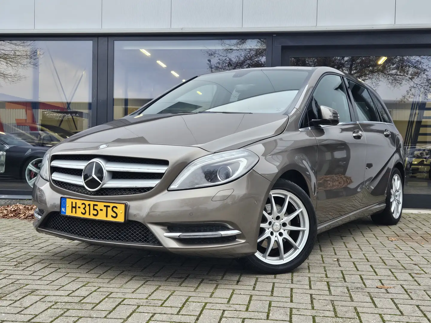 Mercedes-Benz B 180 Ambition + XENON + HALF LEER + NAVIGATIE + CRUISE Grijs - 1