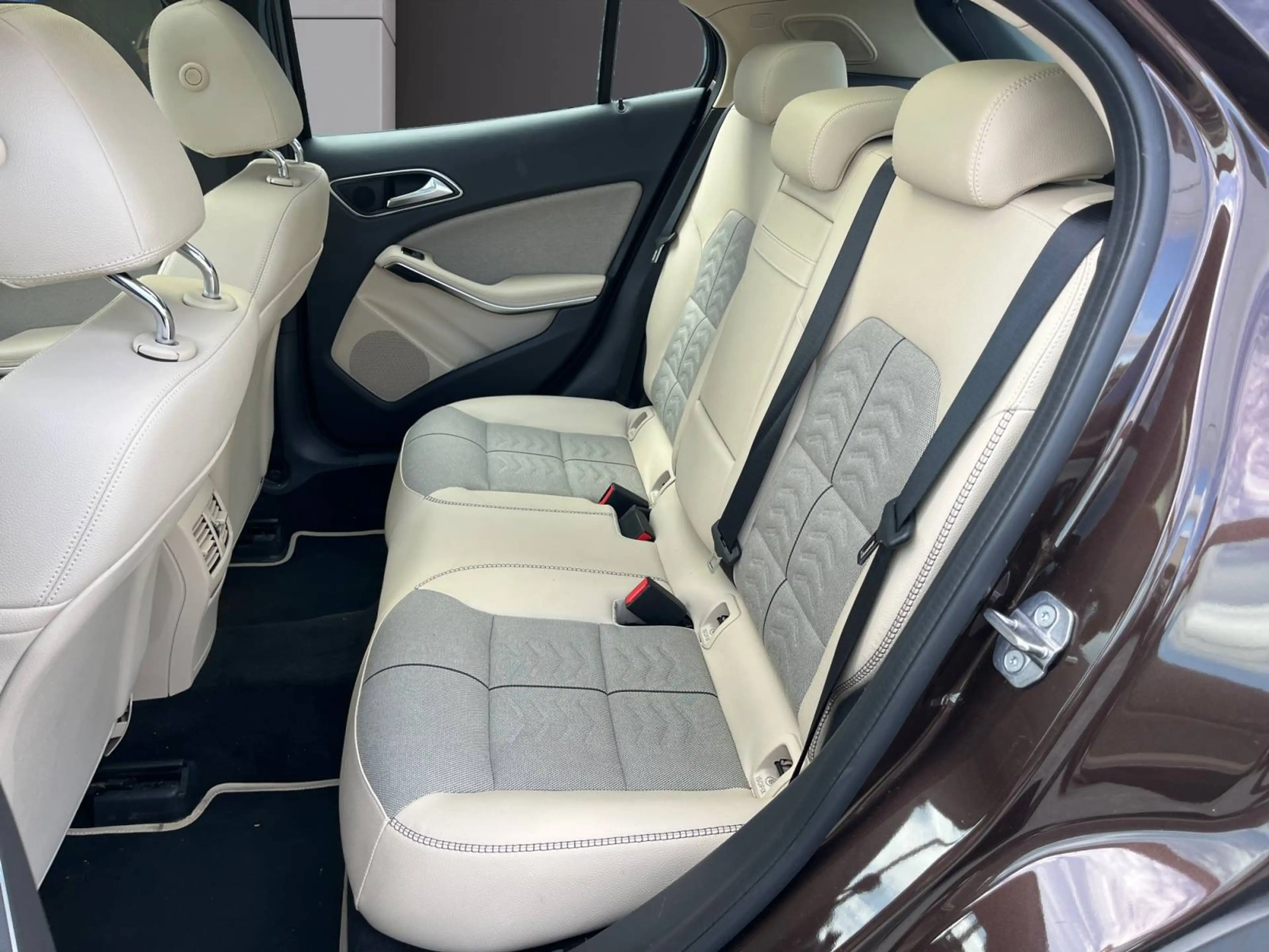 Mercedes-Benz GLA 180 GLA 180 Business Solution (EU6.2) — photo 11