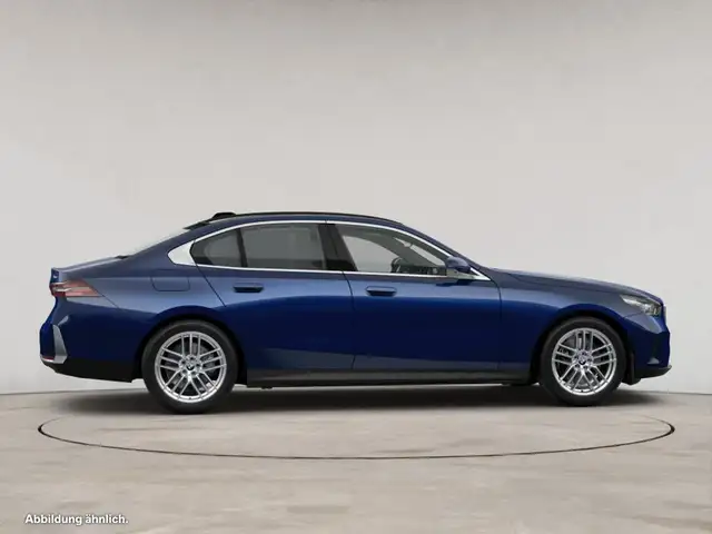 BMW 5 Series view 8