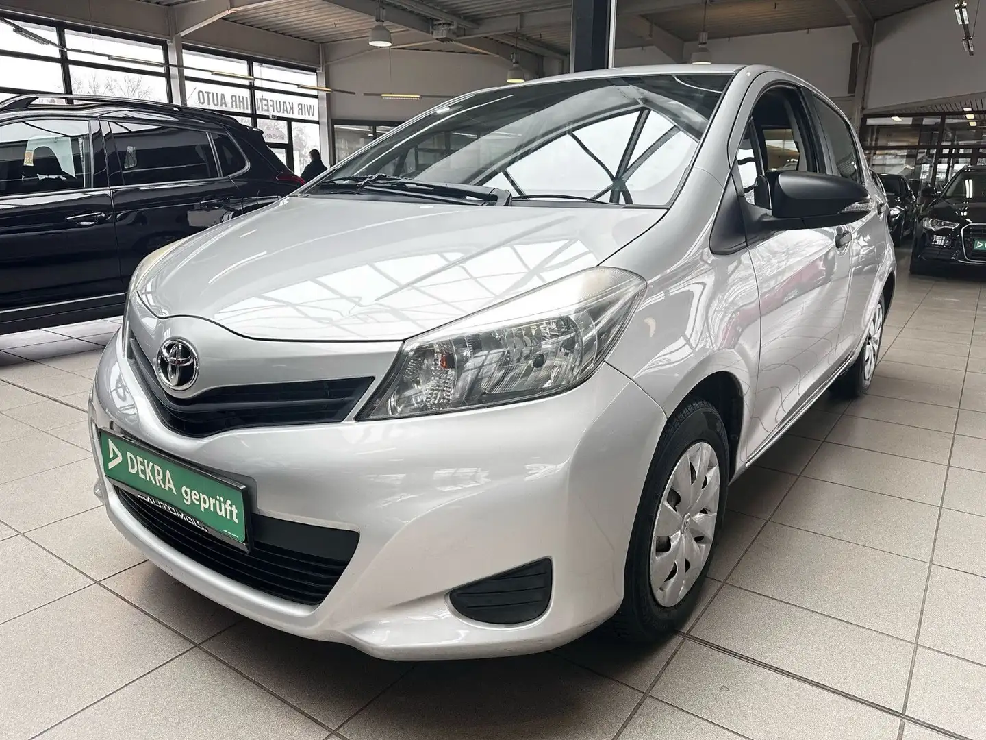 Toyota Yaris 1,0-l-Dual-VVT-i Cool I-Hand*Klima*HU*NEU Zilver - 1