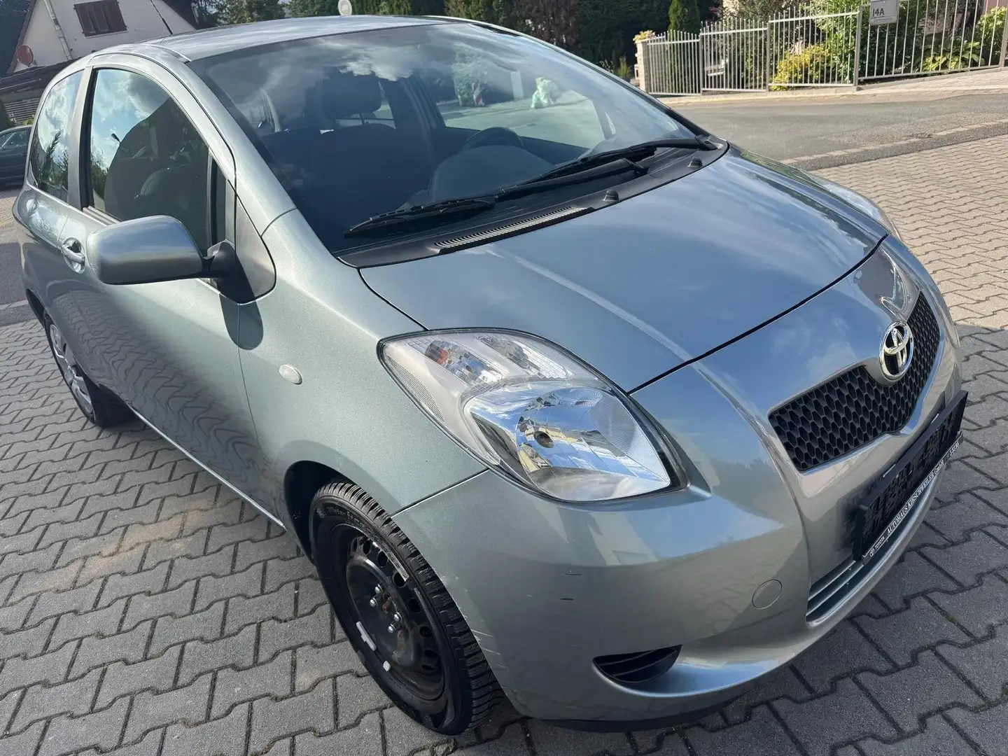 Toyota Yaris Sol Silber - 1