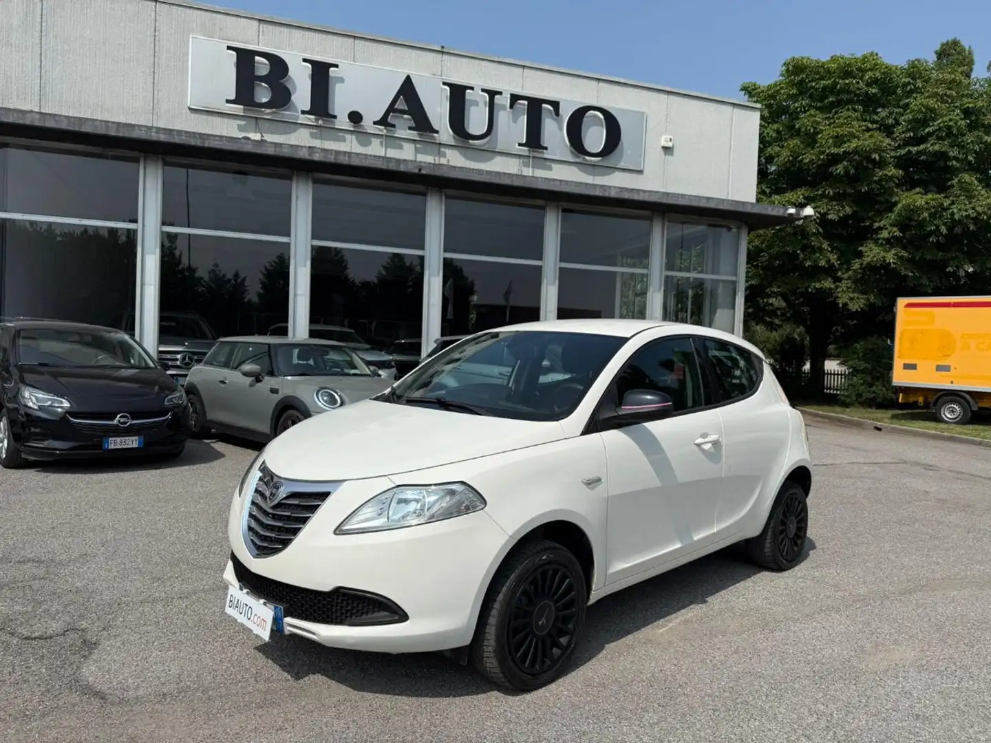 Lancia Ypsilon 0.9 TwinAir 85 CV 5 porte Metano Ecochic Blanc - 1