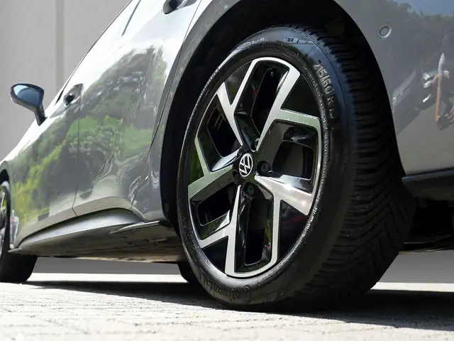 Volkswagen Id.3 view 7